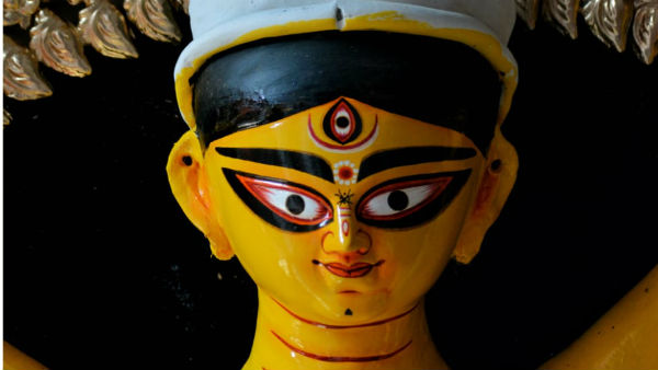 এই বাড়ির দুর্গা প্রতিমার বৈশিষ্ট্য এই বাড়ির দুর্গা প্রতিমার বৈশিষ্ট্য