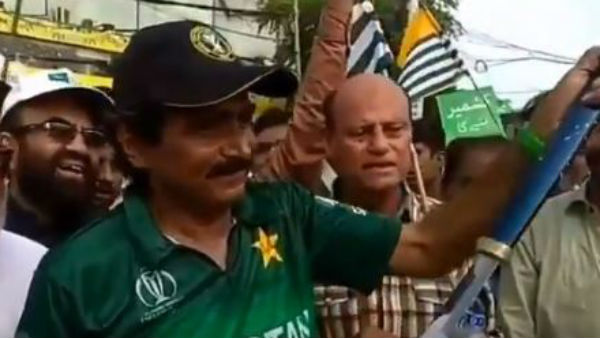 'ব্যাট তেজ আর তলোয়ারও তেজ'