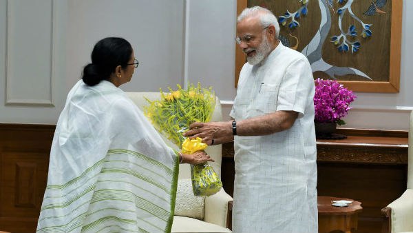 প্রধানমন্ত্রীকে হলুদ গোলাপে শুভেচ্ছা