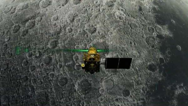 চাঁদে বরফের অস্তিত্ব ছবিতে