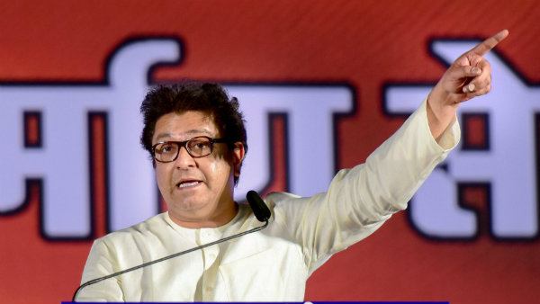 রাজ ঠাকরে পিছিয়ে আসেন