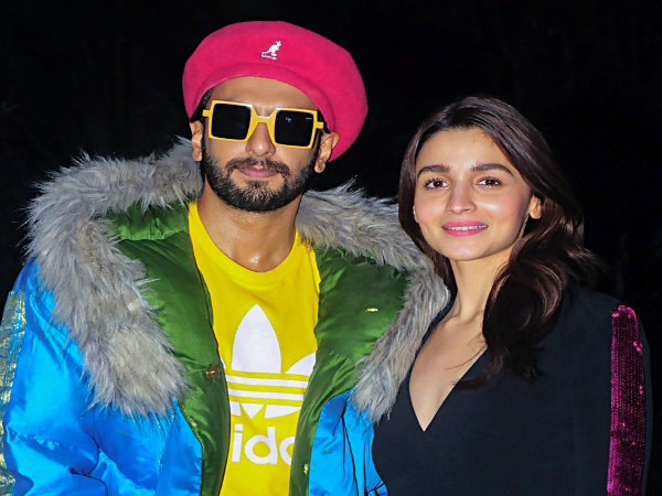 প্রিমিয়ার লিগ ডার্বির বাজারে উত্তেজনা ছড়ালেন গাল্লি বয় রনবীর, দেখুন সেই ভিডিও প্রিমিয়ার লিগ ডার্বির বাজারে উত্তেজনা ছড়ালেন গাল্লি বয় রনবীর, দেখুন সেই ভিডিও