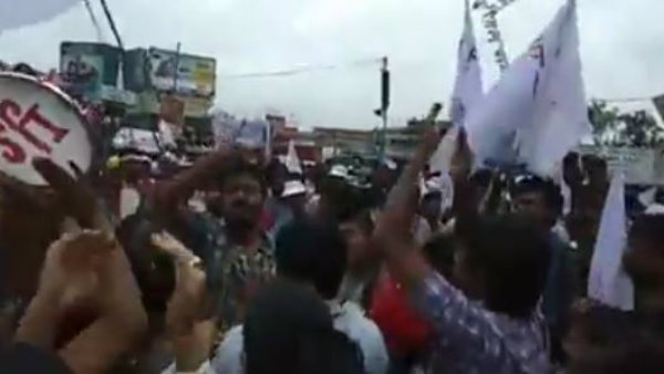 বাড়ির ওপর থেকে ইট ছোঁড়ার অভিযোগ বাড়ির ওপর থেকে ইট ছোঁড়ার অভিযোগ