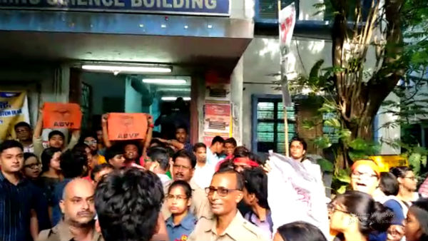 যাদবপুরে ঘেরাও বাবুল সুপ্রিয়, অগ্নিমিত্রা পাল