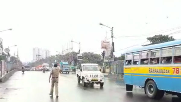 টালা ব্রিজ বন্ধের জেরে ঘুর পথে চলা বাস গুলিতে অতিরিক্ত ভাড়া নেওয়ার অভিযোগ , মাঠে কলকাতা পুলিশ টালা ব্রিজ বন্ধের জেরে ঘুর পথে চলা বাস গুলিতে অতিরিক্ত ভাড়া নেওয়ার অভিযোগ , মাঠে কলকাতা পুলিশ