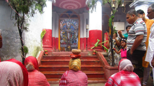 বাড়ির মহিলাদের ধুনো পোড়ানোর রীতি বাড়ির মহিলাদের ধুনো পোড়ানোর রীতি