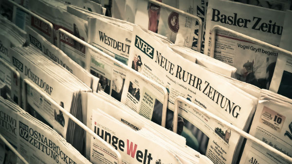 সংবাদপত্রের পাশেই রয়েছে টিভি ও রেডিয়ো চ্যানেলগুলি সংবাদপত্রের পাশেই রয়েছে টিভি ও রেডিয়ো চ্যানেলগুলি