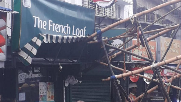 তাল কাটল অষ্টমীতে, প্রবল ঝড়ে দুর্গাপুজোর কলকাতায় ভেঙে পড়ল আলোর তোরণ তাল কাটল অষ্টমীতে, প্রবল ঝড়ে দুর্গাপুজোর কলকাতায় ভেঙে পড়ল আলোর তোরণ