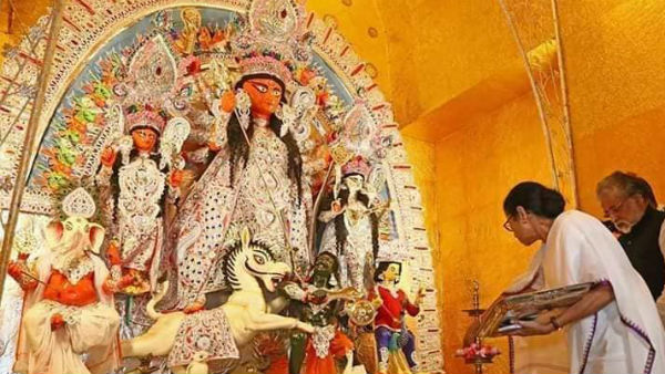 ছবি তুলছেন মা দুর্গা 