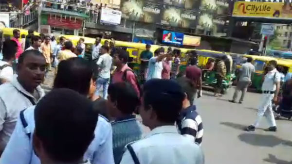 উল্টোডাঙ্গায় অবরোধে অটোচালকেরা, পুজোর মধ্যে সমস্যায় পথচলতি মানুষ উল্টোডাঙ্গায় অবরোধে অটোচালকেরা, পুজোর মধ্যে সমস্যায় পথচলতি মানুষ