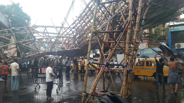 তাল কাটল অষ্টমীতে, প্রবল ঝড়ে দুর্গাপুজোর কলকাতায় ভেঙে পড়ল আলোর তোরণ তাল কাটল অষ্টমীতে, প্রবল ঝড়ে দুর্গাপুজোর কলকাতায় ভেঙে পড়ল আলোর তোরণ