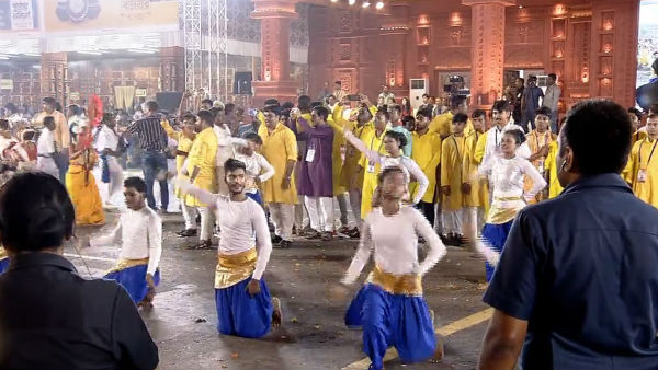 মমতার উদ্যোগে বাংলার দুর্গা কার্নিভাল বিশ্বজনীন, ‘পুজো শেষে ঠাকুর দেখা’য় মোহিত বিদেশিরাও মমতার উদ্যোগে বাংলার দুর্গা কার্নিভাল বিশ্বজনীন, ‘পুজো শেষে ঠাকুর দেখা’য় মোহিত বিদেশিরাও