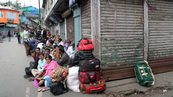 পুজোয় বোনাস-বিক্ষোভের আঁচ পাহাড়ে, বনধের ভ্রুকুটিতে পর্যটন পুজোয় বোনাস-বিক্ষোভের আঁচ পাহাড়ে, বনধের ভ্রুকুটিতে পর্যটন