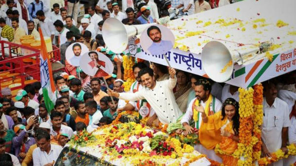 ভাইদের হয়ে ভোটপ্রচারে রীতেশ ভাইদের হয়ে ভোটপ্রচারে রীতেশ