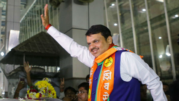 মুখ্যমন্ত্রী পদে শপথ নেওয়ার তোরজোর ফড়নবিশের