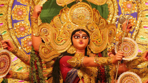 সধবা সুন্দরী মাতৃময়ী কোনও মহিলাকে দেবীরূপে পূজো 