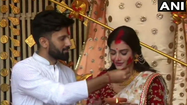 ঢাকের তালে কোমরও দোলালেন অভিনেত্রী-সাংসদ