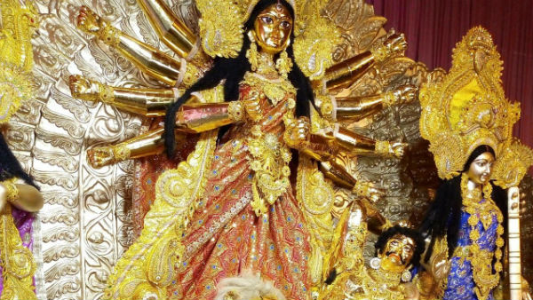 সন্তোষ মিত্র স্কোয়ারের দুর্গা প্রতিমা শুধু ৫০ কেজি সোনা নয়, সেজে উঠেছে আরও অনেক কিছুতে সন্তোষ মিত্র স্কোয়ারের দুর্গা প্রতিমা শুধু ৫০ কেজি সোনা নয়, সেজে উঠেছে আরও অনেক কিছুতে