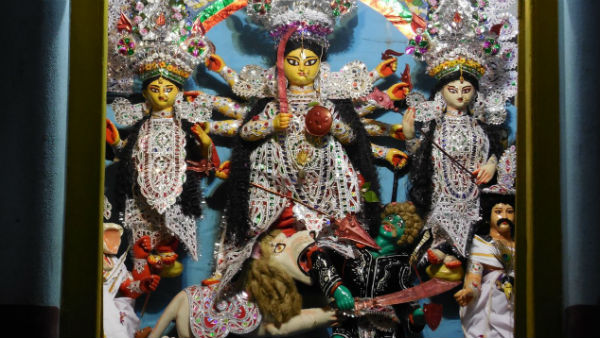 এই বনেদি বাড়ির পুজোয় ব্রিটিশরূপী অসুর বধ করেন দুর্গা এই বনেদি বাড়ির পুজোয় ব্রিটিশরূপী অসুর বধ করেন দুর্গা