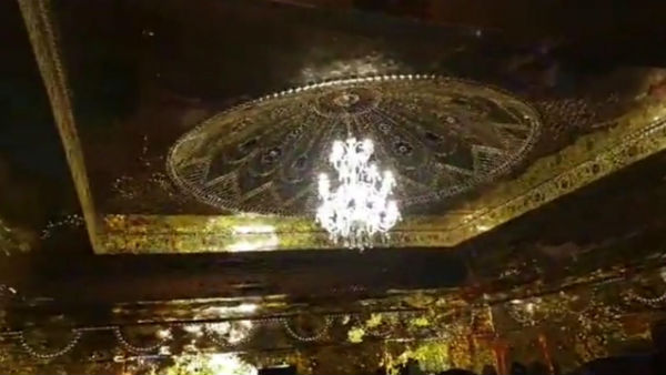 সন্তোষ মিত্র স্কোয়ারের দুর্গা প্রতিমা শুধু ৫০ কেজি সোনা নয়, সেজে উঠেছে আরও অনেক কিছুতে সন্তোষ মিত্র স্কোয়ারের দুর্গা প্রতিমা শুধু ৫০ কেজি সোনা নয়, সেজে উঠেছে আরও অনেক কিছুতে