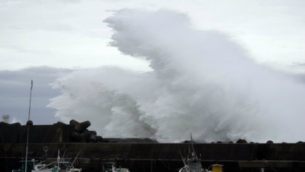 বাতিল প্রায় ১৬০০ উড়ান, বন্ধ বুলেট ট্রেন