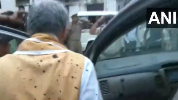 বিহারে কেন্দ্রীয় মন্ত্রীর গায়ে কালি ছেটাল ডেঙ্গি আক্রান্তের আত্মীয় বিহারে কেন্দ্রীয় মন্ত্রীর গায়ে কালি ছেটাল ডেঙ্গি আক্রান্তের আত্মীয়