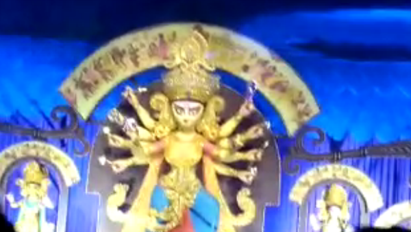 ষষ্ঠীর রাতে এই মণ্ডপে আপনার জন্য অপেক্ষা করে রয়েছে এলিয়েন ষষ্ঠীর রাতে এই মণ্ডপে আপনার জন্য অপেক্ষা করে রয়েছে এলিয়েন