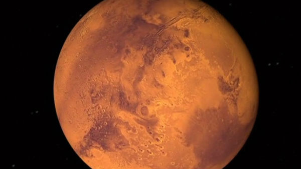 হ্রদের গায়ে লবণের পুরু আস্তরণ হ্রদের গায়ে লবণের পুরু আস্তরণ