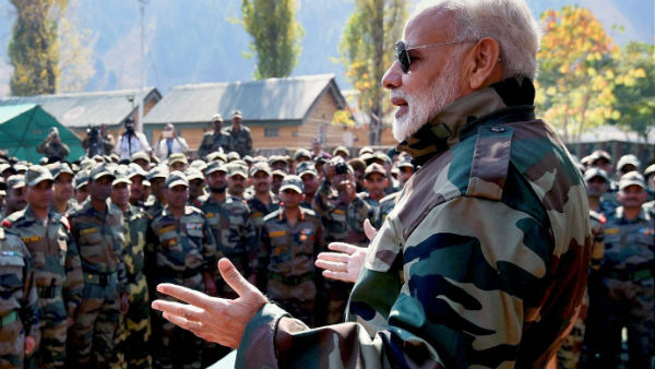 দীপাবলি উদযাপনে এলওসিতে প্রধানমন্ত্রী নরেন্দ্র মোদী দীপাবলি উদযাপনে এলওসিতে প্রধানমন্ত্রী নরেন্দ্র মোদী