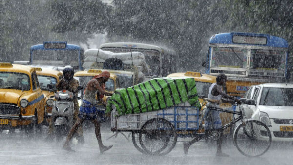 আশ্বিন নয় বর্ষার আকাশ ষষ্ঠীতে! 