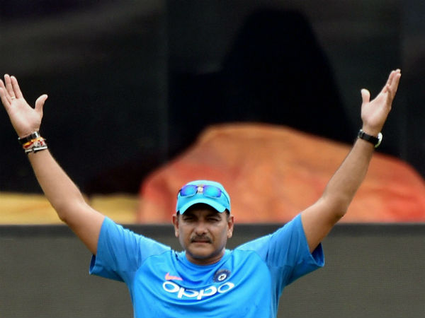 মাঠে জেগে ভারত, আর ড্রেসিংরুমে ঘুমন্ত শাস্ত্রী,সুখের চাকরি বলে খোঁচা নেটিজেনদের মাঠে জেগে ভারত, আর ড্রেসিংরুমে ঘুমন্ত শাস্ত্রী,সুখের চাকরি বলে খোঁচা নেটিজেনদের