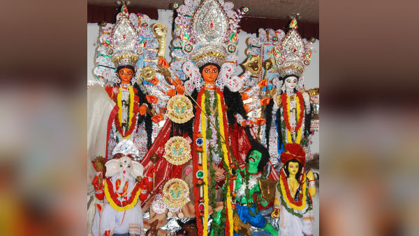দেবীর ভোগে রয়েছে পান্তাভাত আর ইলিশমাছের মাথা দিয়ে কচুশাক দেবীর ভোগে রয়েছে পান্তাভাত আর ইলিশমাছের মাথা দিয়ে কচুশাক