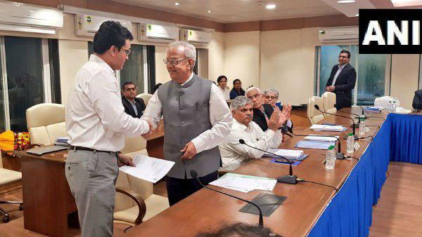 ৩৯তম বোর্ড প্রেসিডেন্ট হিসেবে দায়িত্ব নিলেন সৌরভ গঙ্গোপাধ্যায় ৩৯তম বোর্ড প্রেসিডেন্ট হিসেবে দায়িত্ব নিলেন সৌরভ গঙ্গোপাধ্যায়