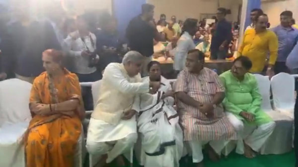 মমতা বন্দ্যোপাধ্যায়ের বাড়িতে রাজ্যপাল