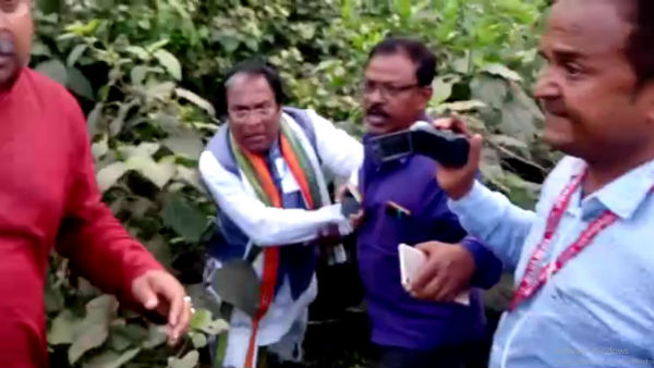 বুথ লাগোয়া ঘরে 'বহিরাগত' বুথ লাগোয়া ঘরে 'বহিরাগত'