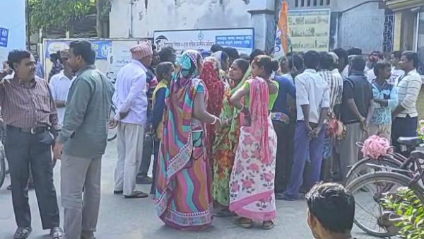 বেতনের দাবিতে পুরসভার গেটে তালা, সাফাইকর্মীদের বিক্ষোভ বেতনের দাবিতে পুরসভার গেটে তালা, সাফাইকর্মীদের বিক্ষোভ