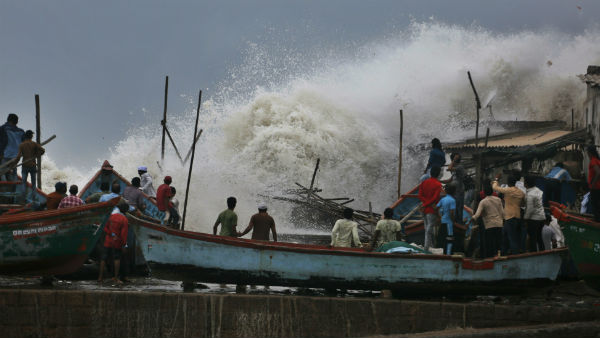 ক্রান্তীয় ঝড় বইছে সমুদ্রে 