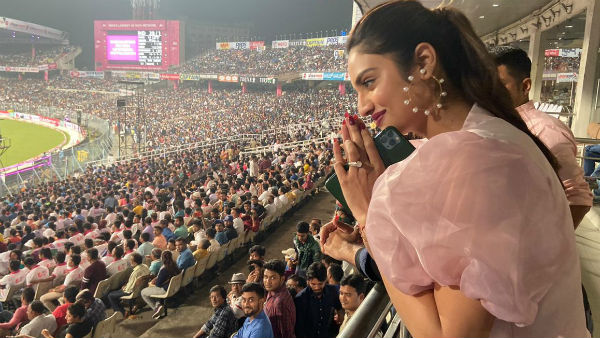 পিঙ্ক বল টেস্ট: ইডেনে গোলাপি বলে বিরাটদের খেলা দেখতে গ্যালারিতে নুসরত