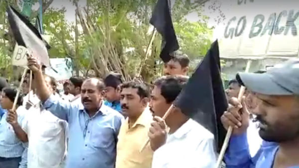 পুলিশের মদতে কালো পতাকা পুলিশের মদতে কালো পতাকা