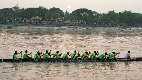 বসিরহাটের গৌড়েশ্বর নদীতে নৌকা বাইচ প্রতিযোগিতা বসিরহাটের গৌড়েশ্বর নদীতে নৌকা বাইচ প্রতিযোগিতা