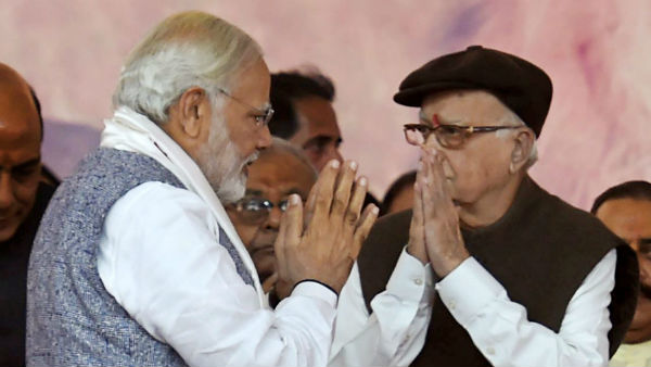মোদীকে জায়গা ছেড়ে দেন আডবাণী মোদীকে জায়গা ছেড়ে দেন আডবাণী