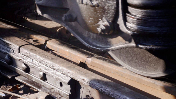 খড়দহ ও সোদপুর স্টেশনের মাঝে মেইন লাইনে ফাটল, ব্যাহত ট্রেন চলাচল খড়দহ ও সোদপুর স্টেশনের মাঝে মেইন লাইনে ফাটল, ব্যাহত ট্রেন চলাচল