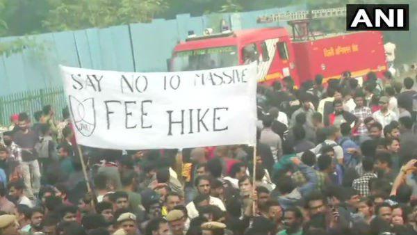  দিল্লি পুলিশ ও পড়ুয়াদের বিক্ষোভ