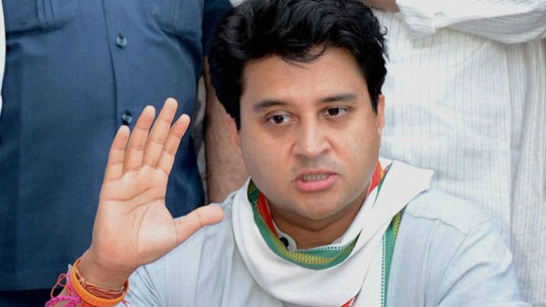 কেন্দ্রের প্রশংসা উঠে আসে জ্যোতিরাদিত্যের তরফে! কেন্দ্রের প্রশংসা উঠে আসে জ্যোতিরাদিত্যের তরফে!