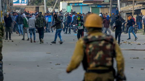 মৃত্যুভয় তাড়া করে বেড়াচ্ছে কাশ্মীরের অভিবাসী শ্রমিকদের মৃত্যুভয় তাড়া করে বেড়াচ্ছে কাশ্মীরের অভিবাসী শ্রমিকদের