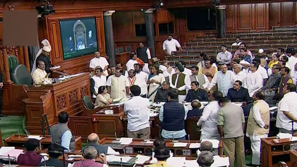 প্রতিবাদে উত্তাল লোকসভা প্রতিবাদে উত্তাল লোকসভা