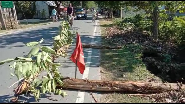 আলিপুরদুয়ারের যশোডাঙায় পাইপ ফেটে বিপত্তি! তিনমাস ধরে কোনও কাজ না হওয়ার অভিযোগ আলিপুরদুয়ারের যশোডাঙায় পাইপ ফেটে বিপত্তি! তিনমাস ধরে কোনও কাজ না হওয়ার অভিযোগ