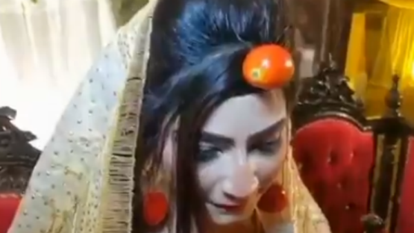 সোনার জায়গায় গলায় টমাটো-গয়নার সাজ নববধূর! আসল কারণ খোলসা হল ভিডিওতে সোনার জায়গায় গলায় টমাটো-গয়নার সাজ নববধূর! আসল কারণ খোলসা হল ভিডিওতে