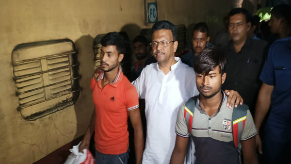 কাশ্মীর থেকে ট্রেনে কলকাতা ফিরলেন কাজ করতে যাওয়া শ্রমিকেরা কাশ্মীর থেকে ট্রেনে কলকাতা ফিরলেন কাজ করতে যাওয়া শ্রমিকেরা