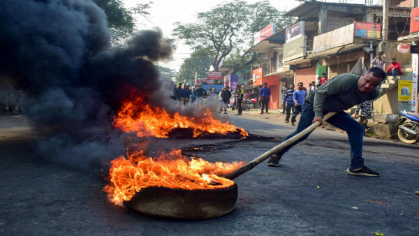 শুক্রবার উলুবেড়িয়া স্টেশনে তাণ্ডব চলে শুক্রবার উলুবেড়িয়া স্টেশনে তাণ্ডব চলে